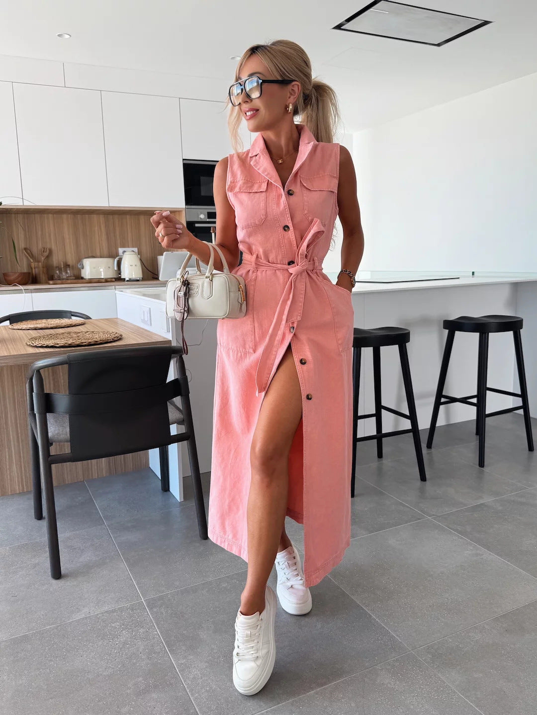 Jeans et Glamour – Robe Ceinturée Sans Manches