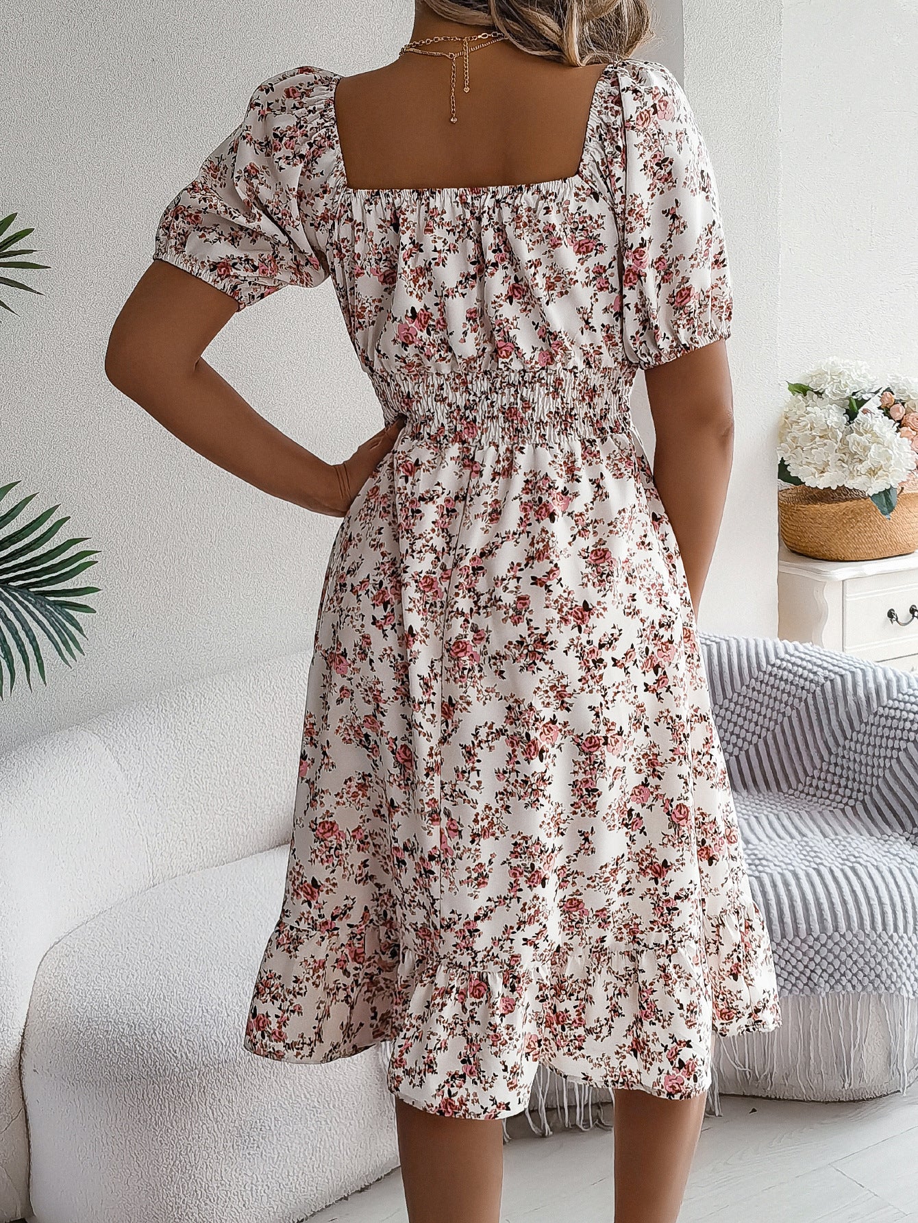 Lumineuse – Robe Fleurie à Encolure Vintage