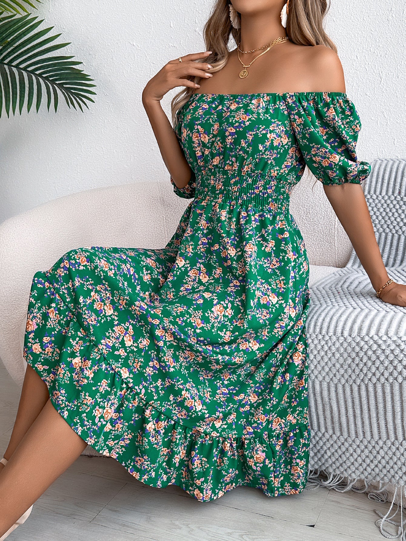 Lumineuse – Robe Fleurie à Encolure Vintage