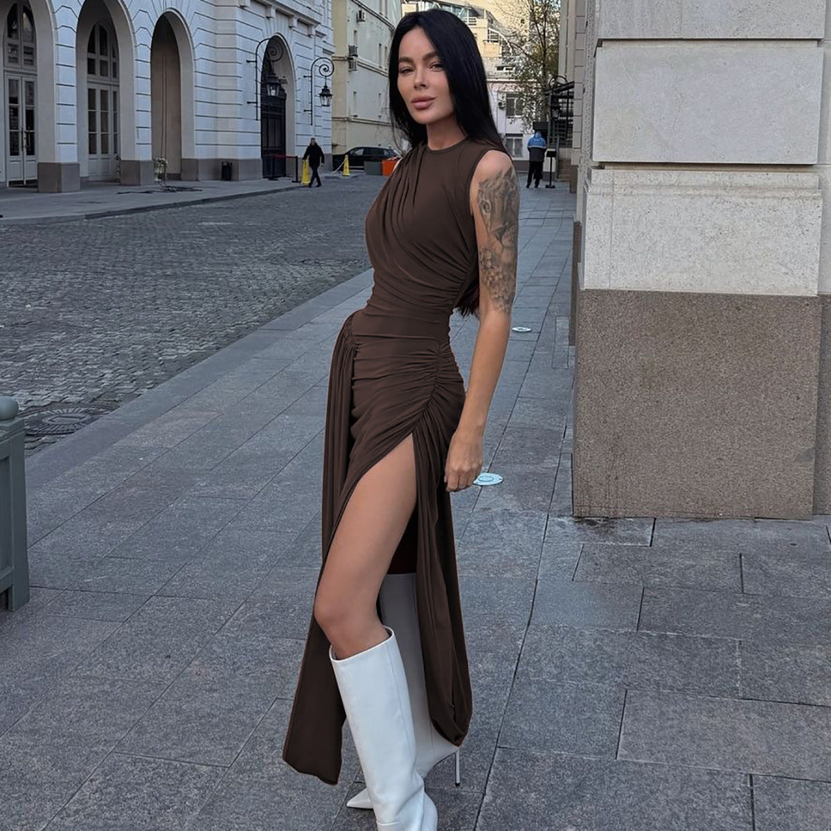Robe Élancée – Fente Latérale & Plis Subtils