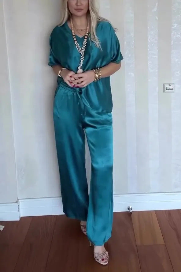 Sérénité Satin – Costume Femme Élégant