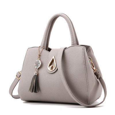 Frange d'Or – Sac Porté Main avec Détail Bohème