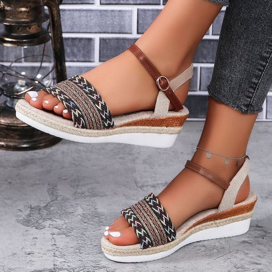 Charme Tribal – Sandale à Boucle
