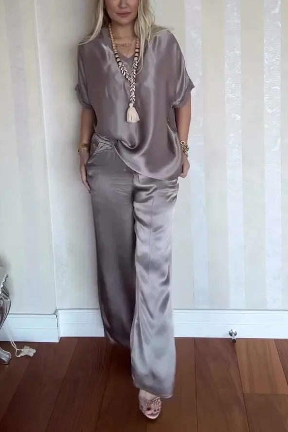 Sérénité Satin – Costume Femme Élégant