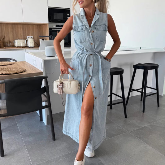 Jeans et Glamour – Robe Ceinturée Sans Manches