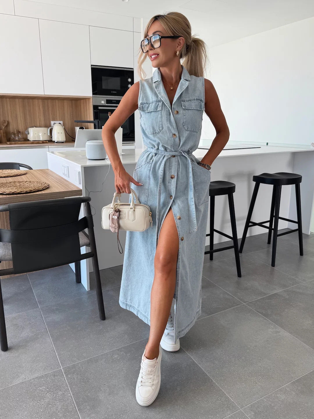 Jeans et Glamour – Robe Ceinturée Sans Manches