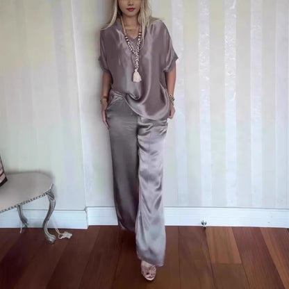 Sérénité Satin – Costume Femme Élégant